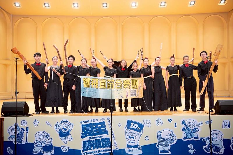 4、「嘉義響飛直笛合奏團」團員們手持單純美好的直笛樂器，探索浩瀚千古的藝術之美。（靈鷲山佛教教團提供）