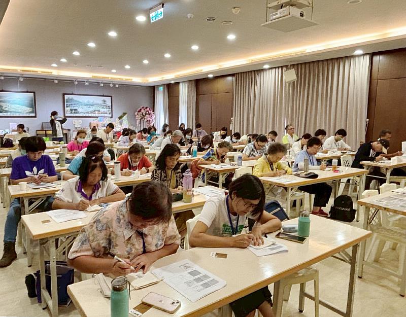 南華大學辦理「淨零綠生活X平安手作」活動，教導學員以禪繞畫手作祈福袋。