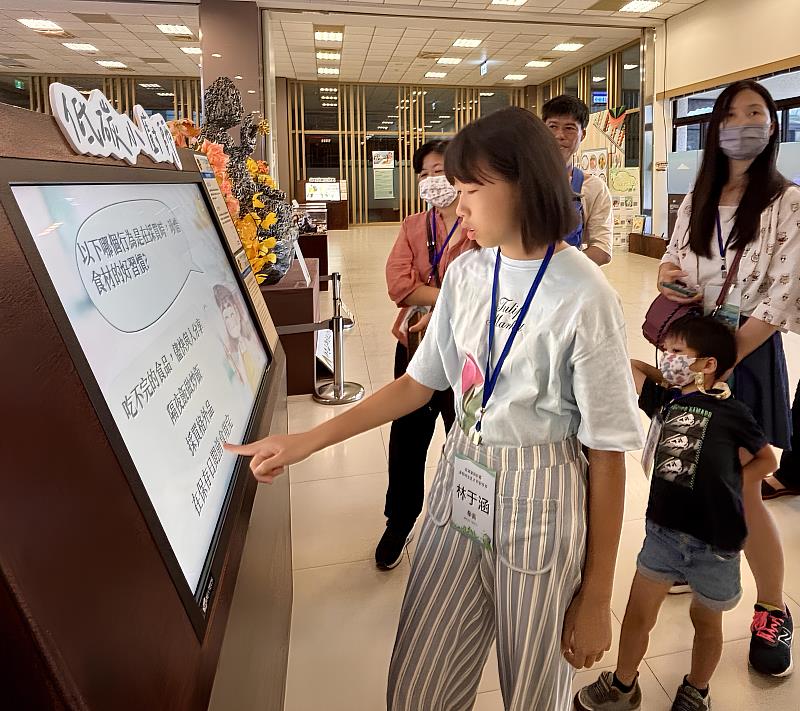 南華大學辦理「淨零綠生活X平安手作」活動，學員在生活微塵中的環保奇蹟常設展體驗「低碳小廚師」互動遊戲。