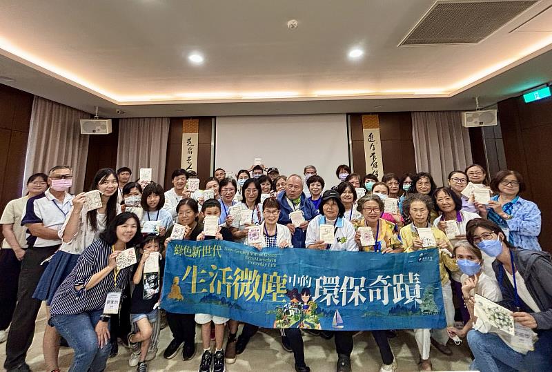 南華大學辦理「淨零綠生活X平安手作」活動，「平安手作課程」許富韶講師、劉家均助教與學員手持親手完成的禪繞畫祈福袋開心合影。