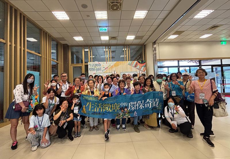 南華大學辦理「淨零綠生活X平安手作」活動，邀請馬淑錦老師進行專題講座，並與學員在生活微塵中的環保奇蹟常設展合影留念。
