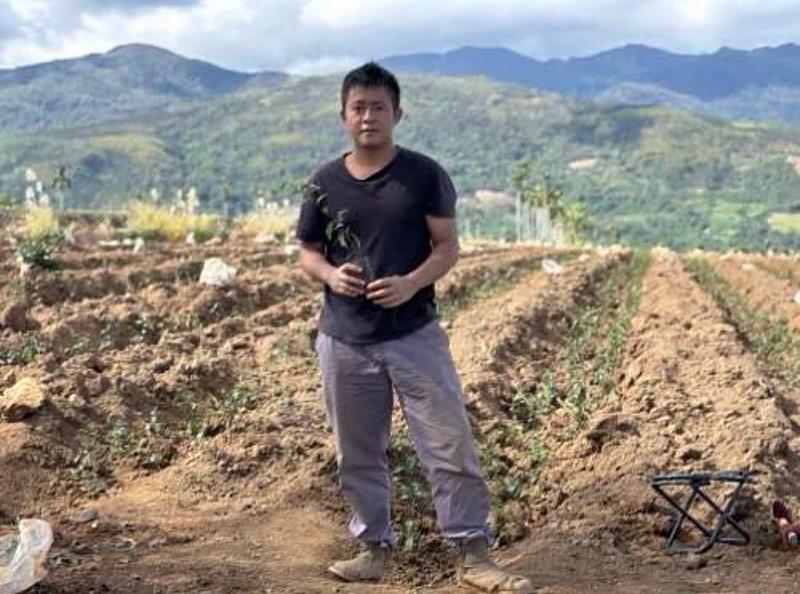 瑞穗製茶師粘竣程參加2025全國有機茶TAGs評鑑，在清香型球形烏龍茶組囊括1項精選與4項優選，並於小葉種紅茶組再添5項優選。