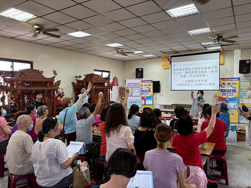 社福中心在中寮里以有獎徵答方式傳遞社福知識