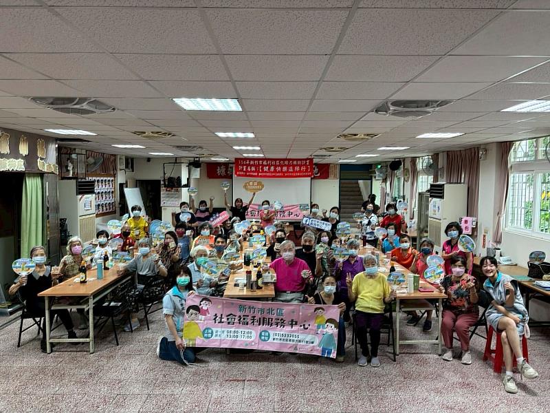 長輩們透過手作DIY及有獎徵答等活動，學習社福及長照新知