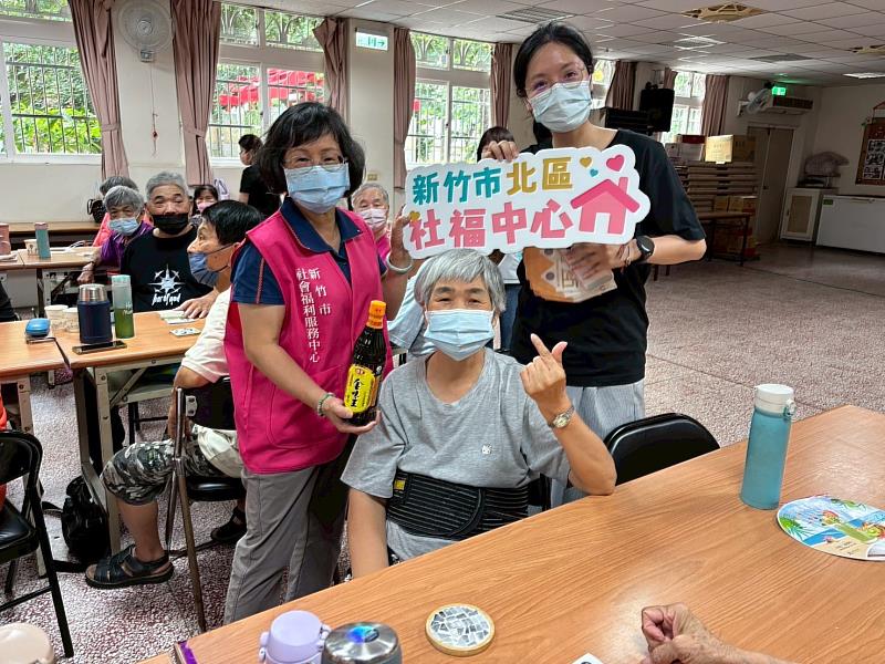 長輩們透過手作DIY及有獎徵答等活動，學習社福及長照新知