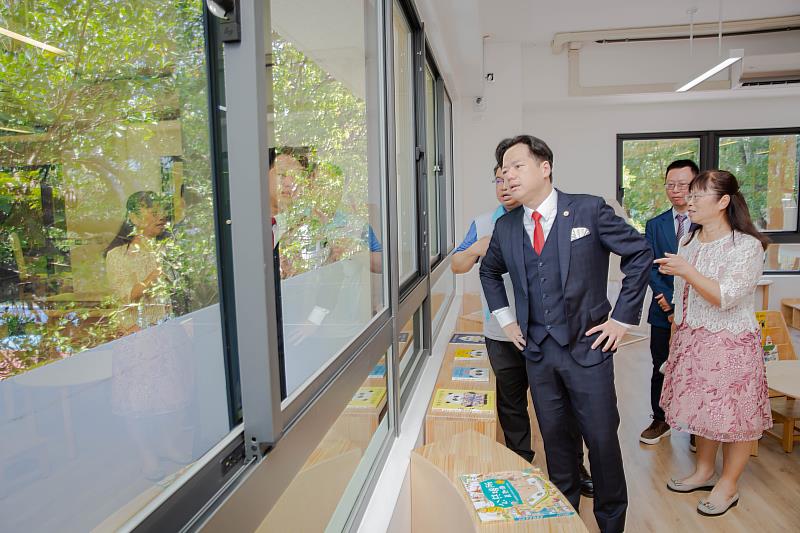 代理市長邱臣遠參觀新落成建築。
