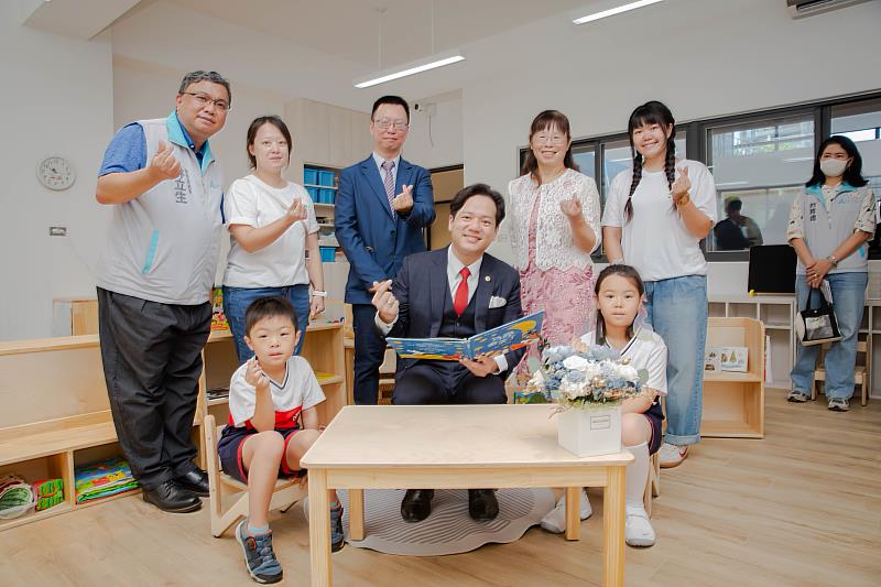 代理市長邱臣遠參觀新落成建築。