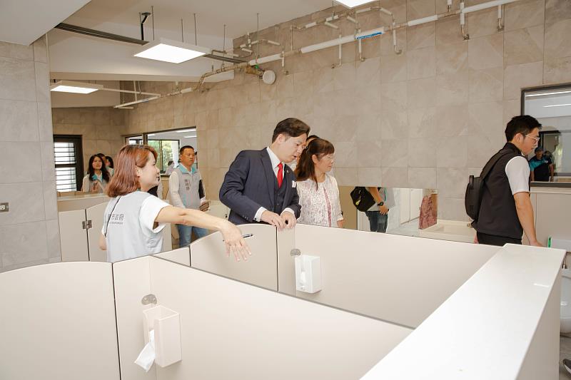代理市長邱臣遠參觀新落成建築。