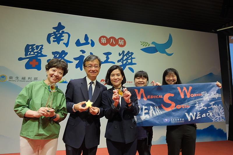 堅守「只要走進醫院就是需要幫助的人」的善意，花蓮慈院社服團隊秉持「聞聲救苦」的初衷，成為全臺唯一獲團體與個人雙料楷模的醫療機構。直屬主管李毅資深顧問兼法務長陪同社服室一路成長，更感到與有榮焉。(攝影/游濬紘)