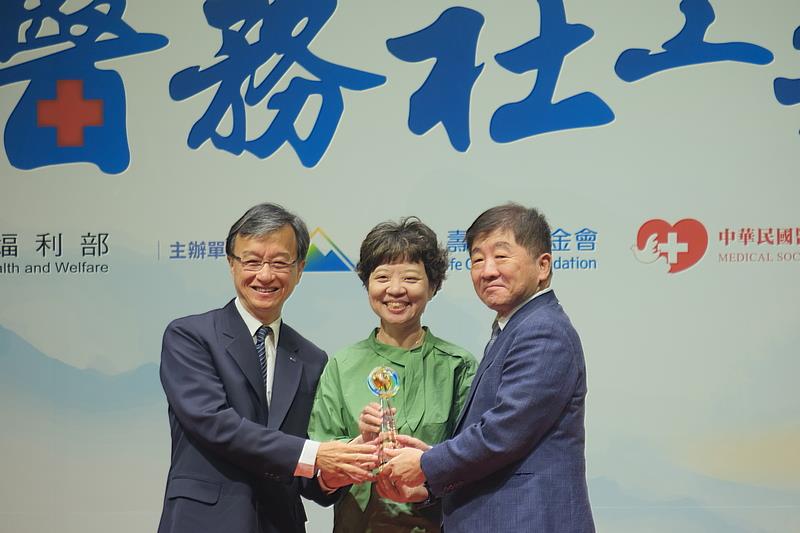 花蓮慈院社會服務室經過嚴格評選及激烈競爭，脫穎而出獲得第八屆南山醫務社工獎「團體組卓越獎」，花蓮慈院社服室主任謝侑書(中)由資深顧問兼法制長李毅醫師(左)陪同，接受行政院陳時中政務委員頒獎表揚。(攝影/游濬紘)