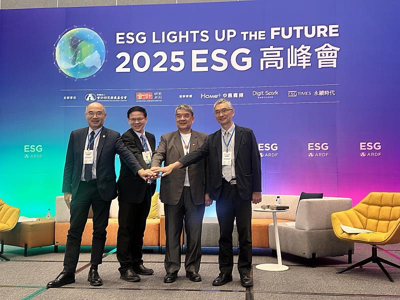 一、「2025 ESG高峰會」今(28)日舉辦「科技與永續」論壇，國家通訊傳播委員會(NCC)委員王正嘉(左2)、遠傳網路技術執行副總郭峻杰(右1)出席。