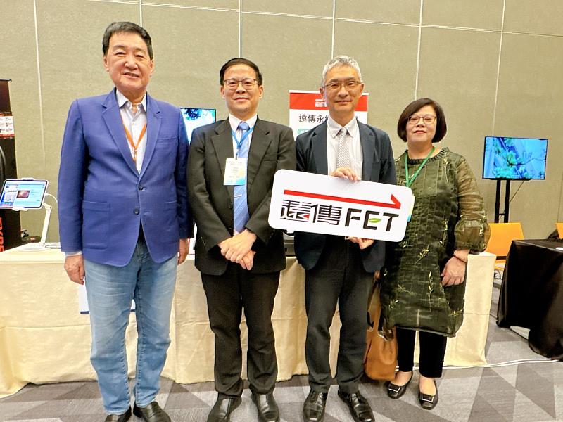 三、「2025 ESG高峰會」進入第三天，NCC委員王正嘉(左2)、平台處處長詹懿廉(右1)、中嘉寬頻副董事長費鴻泰(左1)蒞臨遠傳攤位，由遠傳網路技術執行副總郭峻杰(右2)接待。