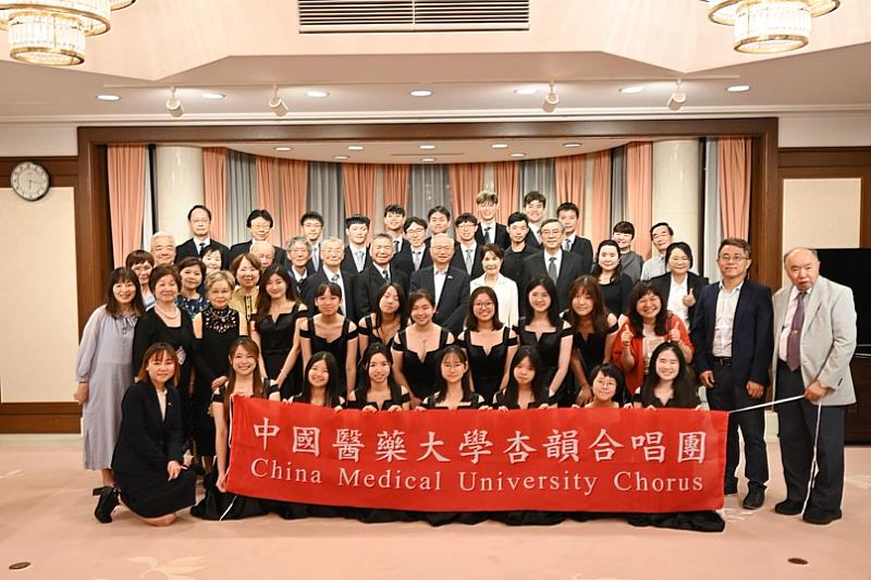 中國醫藥大學赴日文化交流訪問到台北駐日經濟文化代表處大合影。