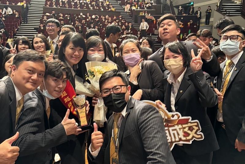 永慶房屋一對一師徒制指導，由資深學長指導業務新人房產知識、服務客戶技巧，幫助成長進步。