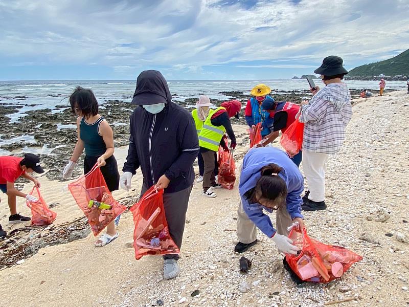 海岸的未來從這一刻開始 綠島淨灘清出179公斤海灘廢棄物 展現永續行動力