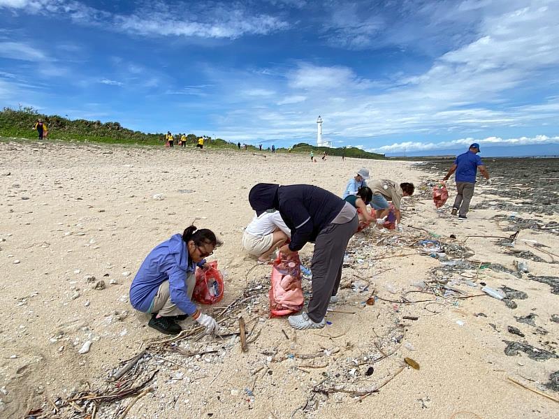海岸的未來從這一刻開始 綠島淨灘清出179公斤海灘廢棄物 展現永續行動力