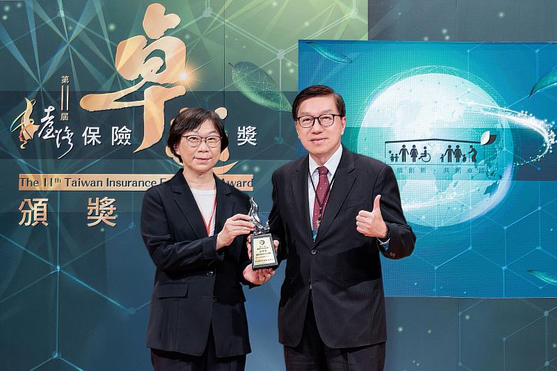 凱基人壽實踐金融回饋，獲保險卓越獎三獎肯定，由保險局長王麗惠頒予凱基人壽執行副總蘇錦隆(右)。