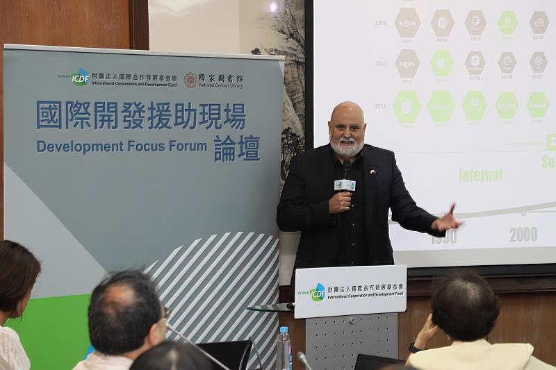 本次論壇由外交部及國家圖書館邀訪的旅臺國際學人、丹麥哥本哈根大學法學院CeBIL中心副主任兼副教授Marcelo Corrales Compagnucci以「建構具倫理與可信賴之人工智慧:邁向智慧醫療的未來」為題進行專題演講。