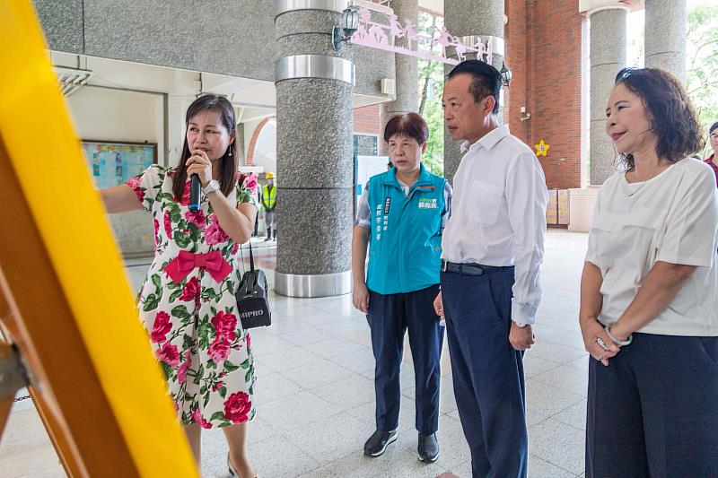 翁章梁關心和睦國小風災後修復情形