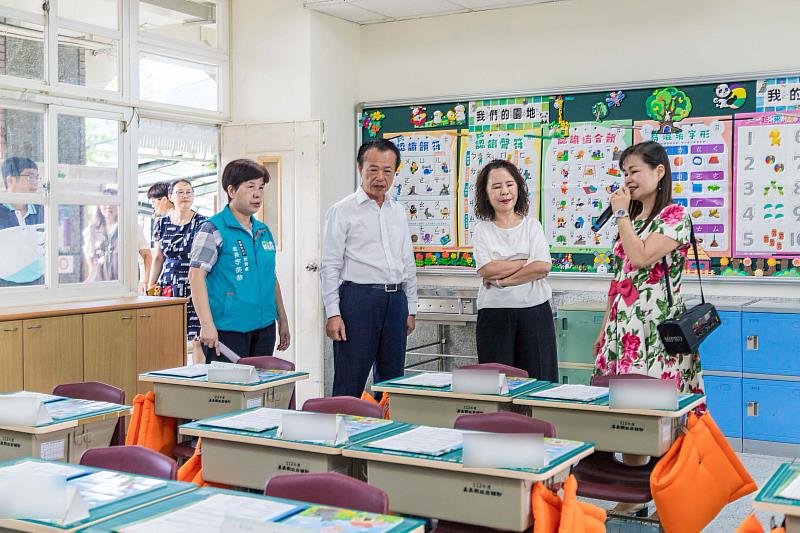 翁章梁關心和睦國小風災後修復情形