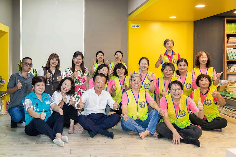 翁章梁關心和睦國小風災後修復情形