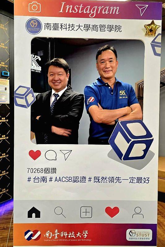 南臺科大黃能富校長與國立基隆商工林子建校長簽署MOU後，在社群媒體鏡頭前留下帥氣合影！兩校攜手推動技職教育AI轉型，共同為台灣教育的未來按讚！