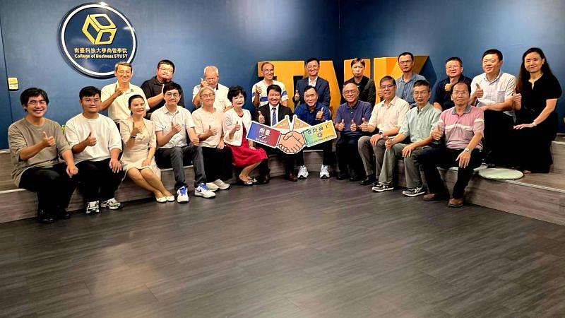 南臺科大與國立基隆商工MOU簽署儀式大合照。兩校行政與教學團隊,包括基隆商工的教務主任潘政宏、學務主任胡文琪、實習主任黃仲銘、圖書館主任鄭小花、實習組長徐偉力等師長齊聚一堂,共同見證這場強強聯手,為台灣技職教育AI轉型注入創新動能。