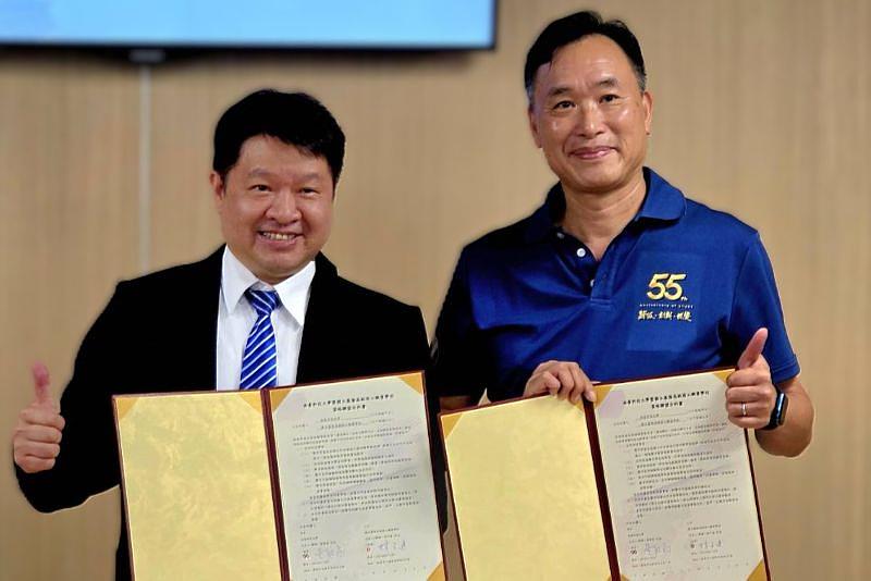 南臺科技大學與國立基隆商工簽署策略聯盟合作備忘錄（MOU）。圖為黃能富校長與林子建校長簽署後合影，共同見證這場南北技職教育合作的重要時刻。