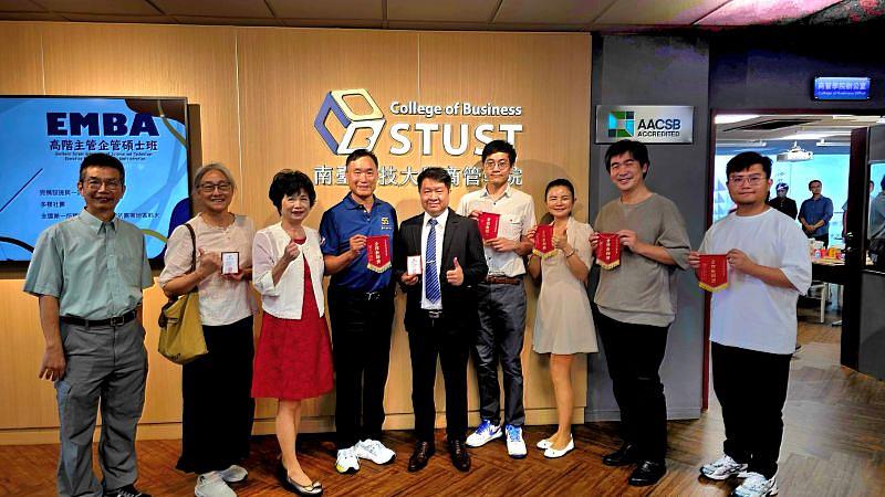 南臺科技大學與國立基隆商工簽署MOU後合影。圖為南臺科大校長黃能富、國立基隆商工校長林子建與兩校師長團隊，包括南臺科大主任秘書張儀興、莫素娟理事長與基隆商工教師，共同見證這場南北教育攜手合作的重要時刻。
