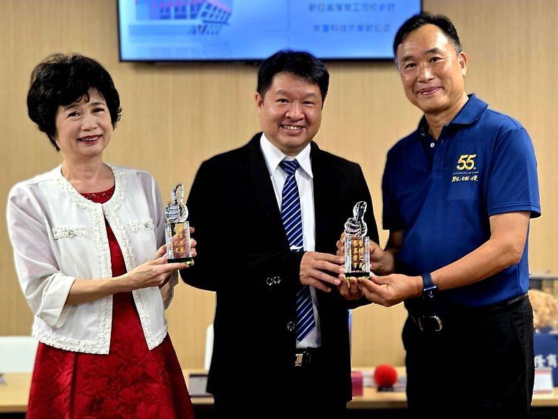 南臺科大傑出校友暨中華民國聲暉聯合會莫素娟理事長,頒贈別具意義的紀念獎座予南臺科技大學黃能富校長與基隆商工校長林子建,共同見證兩校攜手策略聯盟,為技職教育發展注入新動能。獎座的頒發,不僅象徵著對兩校未來合作的期許,也凝聚了三方共同為教育努力的心意。