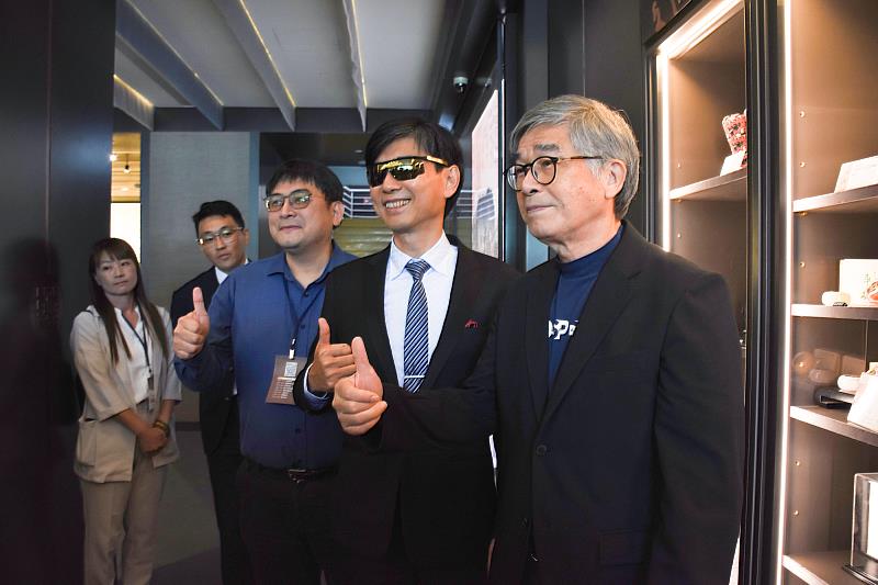 體驗MIT與故宮聯名產品「TITAN青花龍紋飛行員眼鏡」,由左至右_艾德國際黃志昌總經理、產發署邱求慧署長、故宮博物院黃永泰副院長。