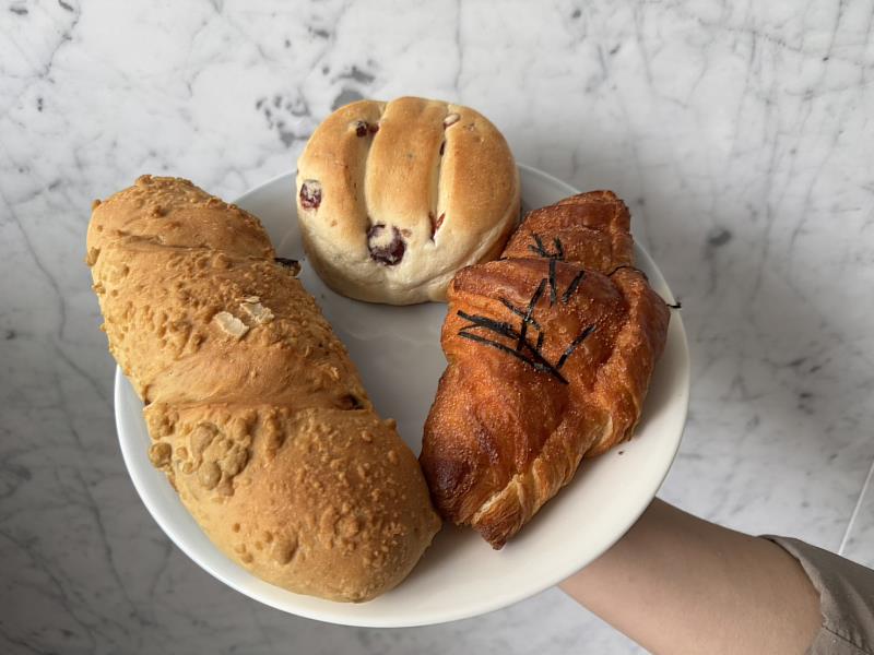 阪急麵包一口氣推出三款新品,其中「東山桂圓軟歐」拌入有「守窯者」美名的職人製成的台南東山龍眼乾,堅持古法柴燒工藝,烘焙出的龍眼乾煙燻甘甜。