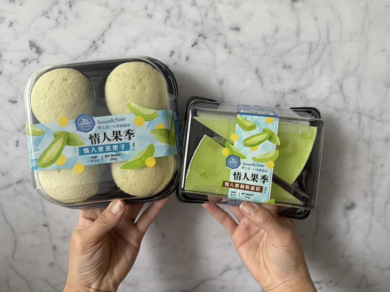 We Sweet「情人果蒸果子」(左)綿密蛋糕體融合酸甜果香;We Sweet「情人果慕斯蛋糕」(右)自然鹹甜搭配香草風味湯種蛋糕,蓬鬆濕潤。