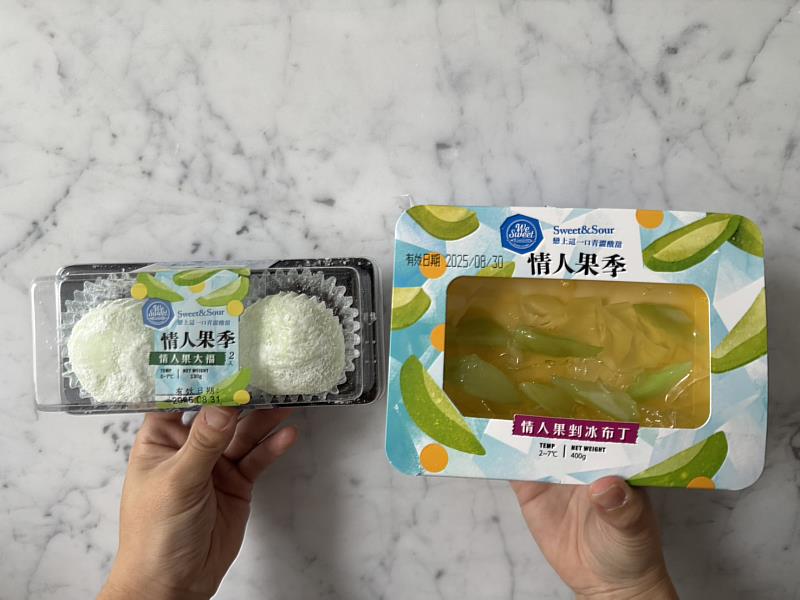 We Sweet「情人果剉冰布丁」(右)，青芒果醃釀的情人果搭上果凍剉冰與奶香布丁，解渴消暑；We Sweet「情人果大福」(左)咬下酸甜滋味迸發。
