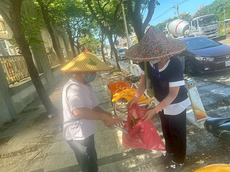 職員同仁協力清掃街道，撿拾垃圾，用實際行動展現愛護環境的決心。