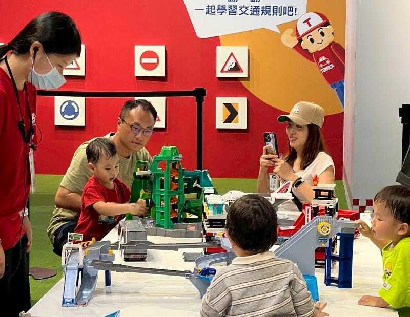 ▲利百代的員工與孩子們在互動區域玩得不亦樂乎。