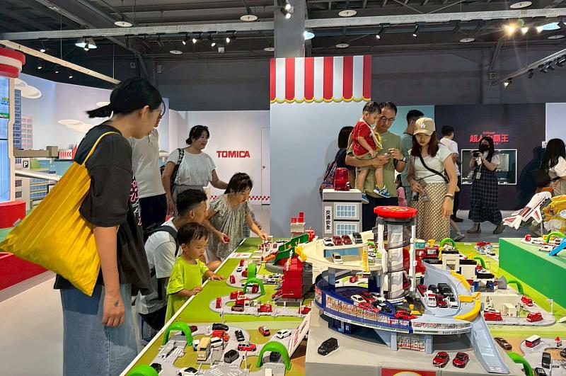 ▲在「街道城市區」展示區，大人小孩一起欣賞TOMICA小汽車的模擬城市。