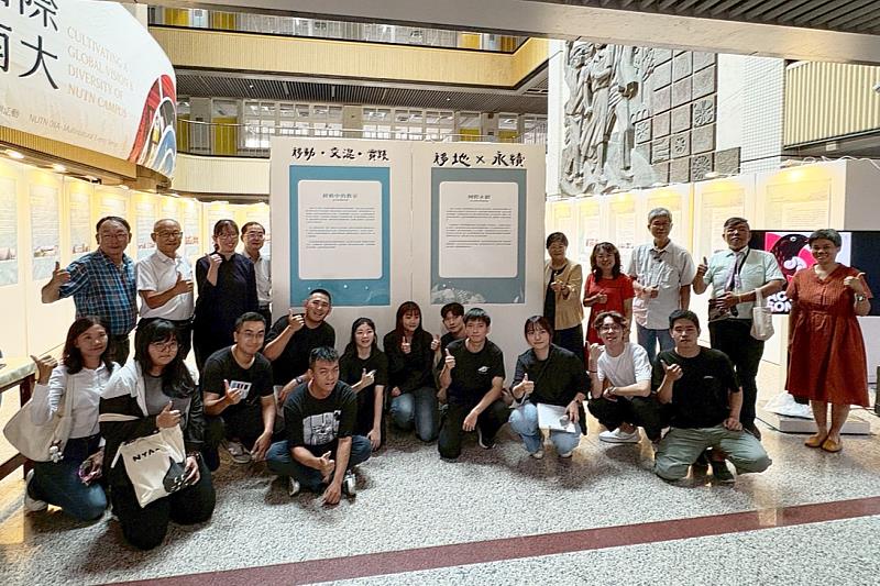 文資系成果展吸引校內外師生參觀，交流國際學習心得。