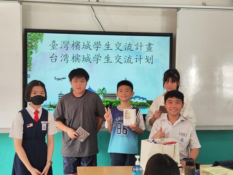 東園國小學生與檳華小學學生進行主題探討分享。