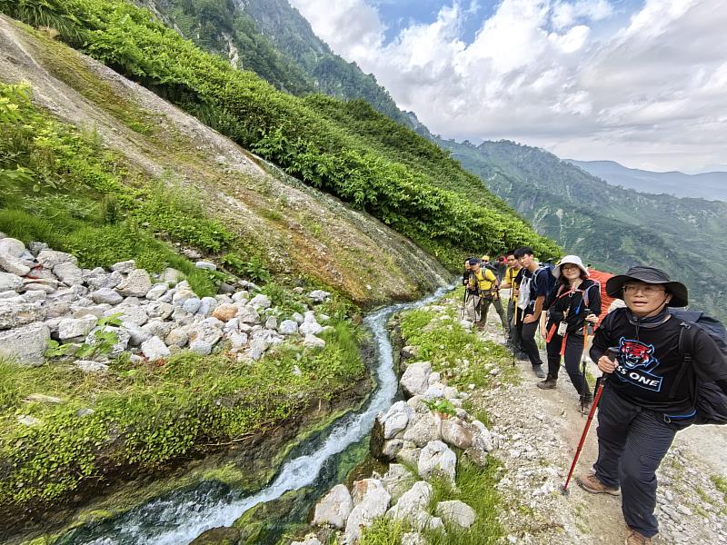 光武國中師生延續校本課程前往白馬三山登山。
