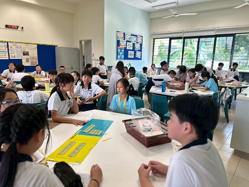 民富國小師生至新加坡康德小學與新加坡學生進行主題式學習。