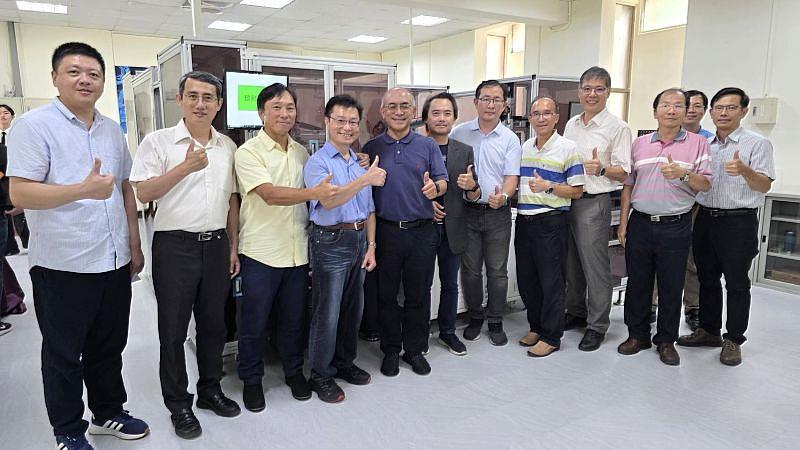 南臺科技大學與緯創資通強強聯手，AIoT智慧製造研發中心舉行揭牌典禮。圖為緯創資通運營管理室總監彭啟峰、張鴻德副校長、王振乾副校長、余兆棠教務長、工學院蔡明村院長、電機系陳有圳主任、資工系洪國鈞主任、資工系許智淵老師等，共同見證這座產學合作新基地的誕生，為台灣製造業智慧轉型奠定堅實基礎。