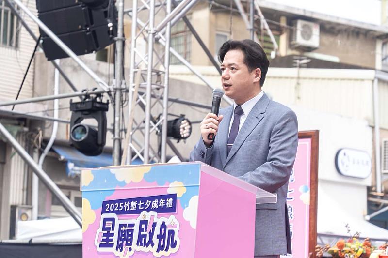 邱臣遠代理市長致詞，勉勵青少年勇敢啟程，展開人生的新航道。