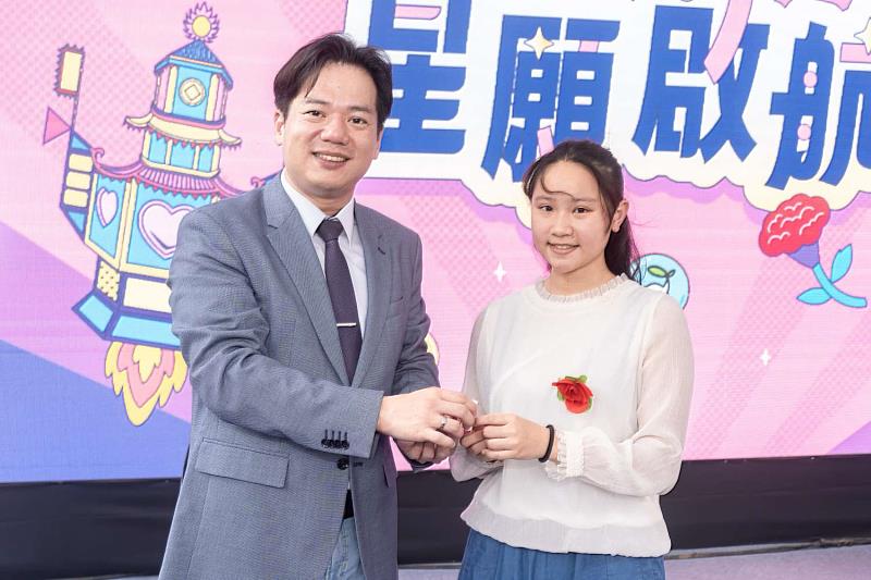 代理市長邱臣遠為青少年主持成年禮儀式。