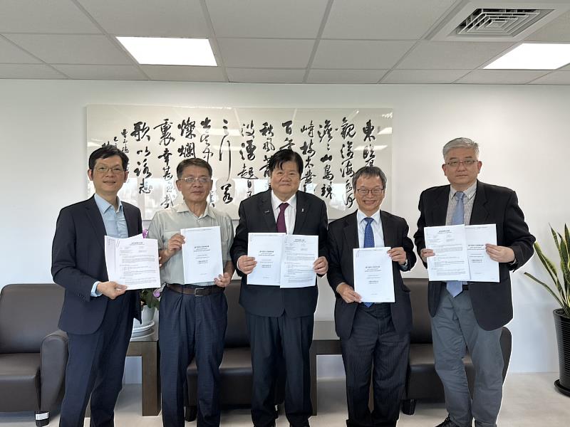 洪明奇校長/院士(中)、黃升騰教授(左2)、楊良友教授(右2)、新加坡團隊-正曜生技公司 董事長葉兆原(右)林殿傑產學長(左)合影。
