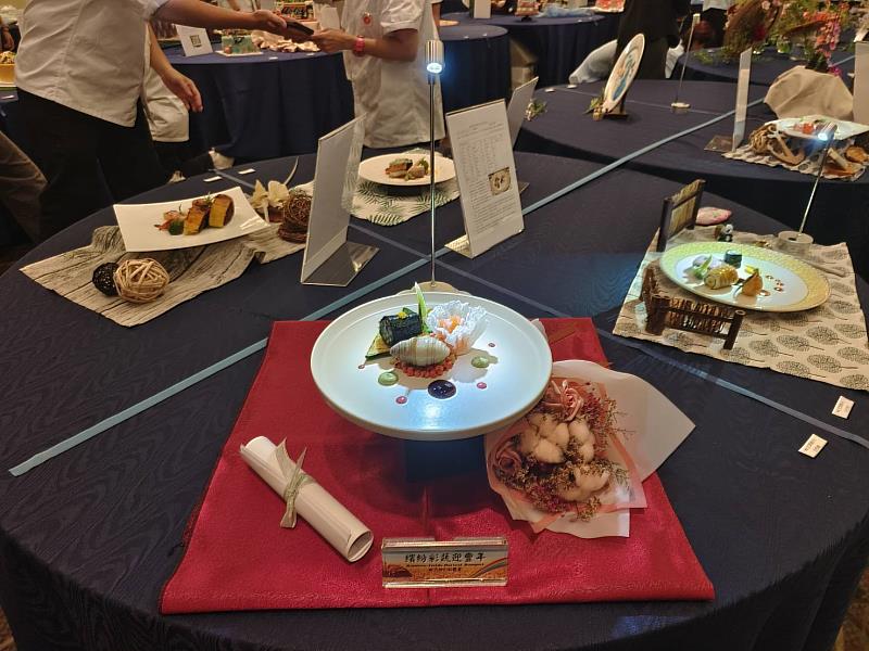 中臺科大食科系呂哲維老師蔬食作品《繽紛彩蔬迎豐年》