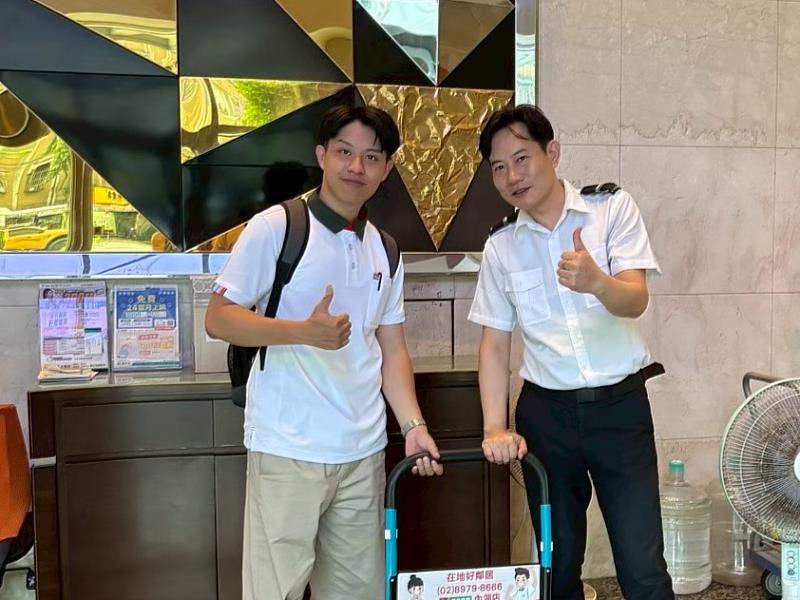信義房屋內湖店林彥銘(左)勤跑社區，獲得社區住戶好評。