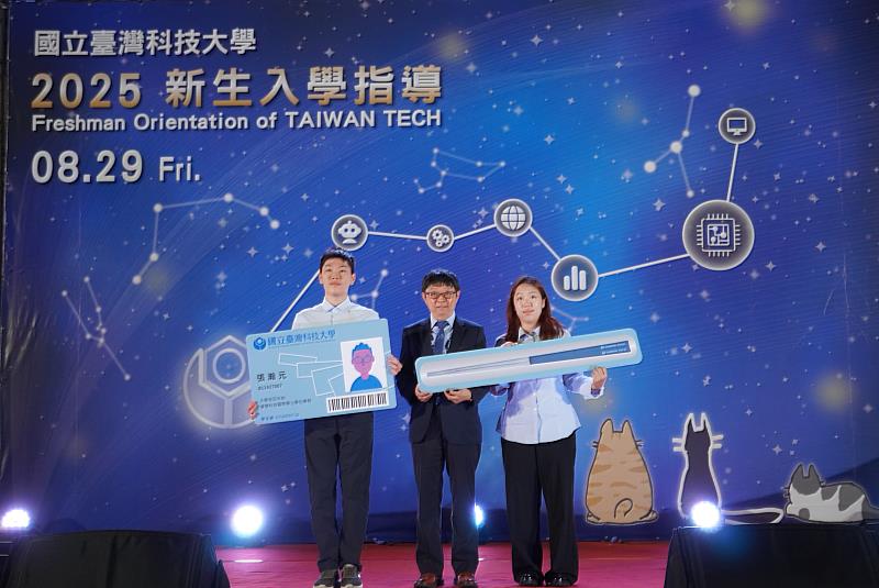 臺科大校長與學生代表合影。