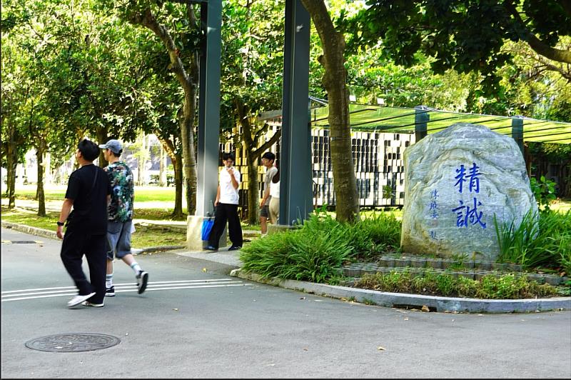 校長顏家鈺以校訓「精誠」勉勵新生,精於做事、誠於待人。