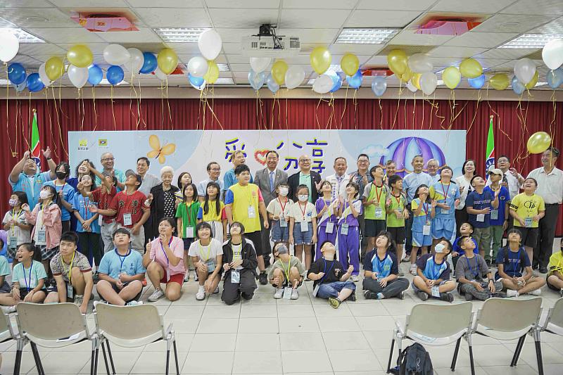 救國團114年愛分享聚光計畫公益圓夢活動，全體與會貴賓和小朋友合影